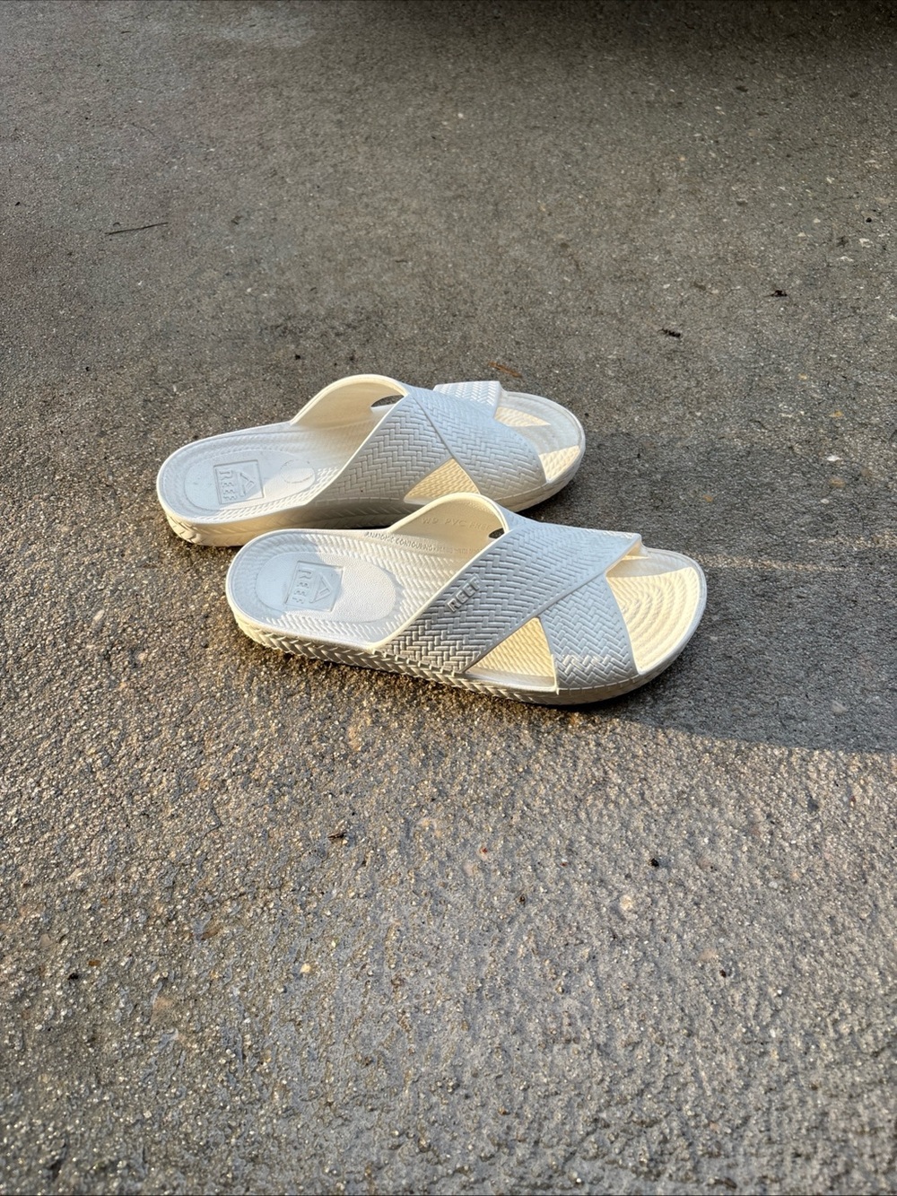 Reef Women’s Crisscross Slide Sandals in white Sz 9